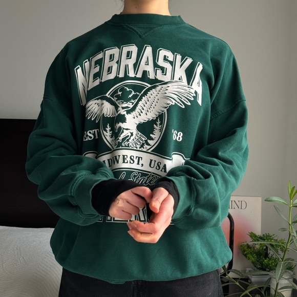 H&M Green Nebraska Graphic Crewneck Sweater - Picture 2 of 6